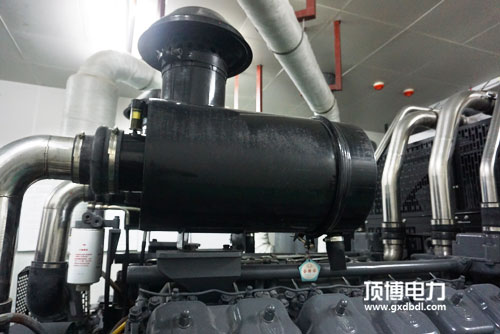 發電機組的柴油機空氣濾清器圖片